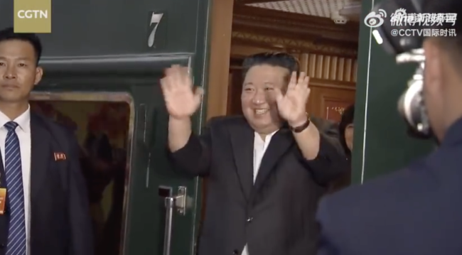 现场视频：金正恩离京长时间挥手作别 中朝友谊展现