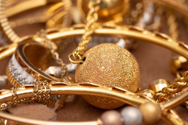 容新策略 黄金飙涨，年轻人卖掉结婚“五金”